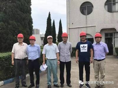 走進TOTO 中國建筑衛生陶瓷協會領導參觀南京浴缸工廠，共話行業技術發展